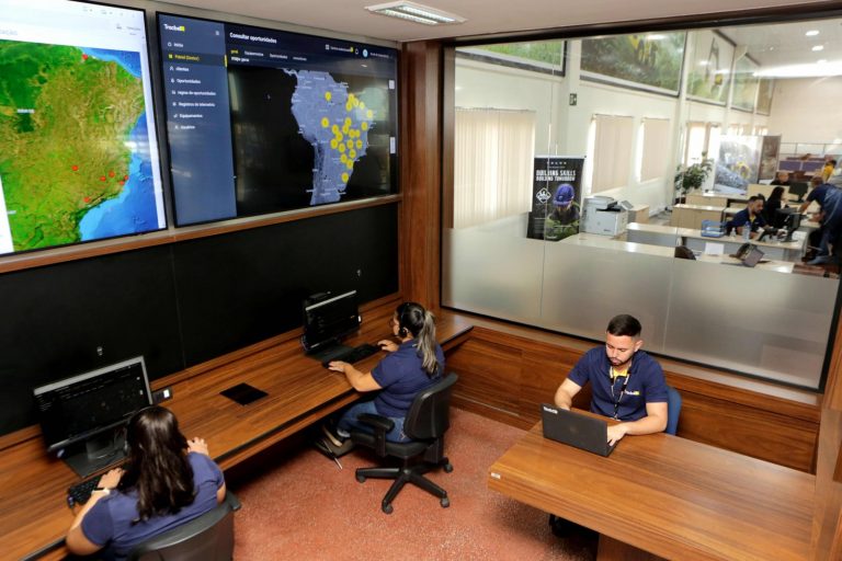 Sala de Uptime Center Tracbel para Manutenção de Máquinas com inteligência e conectividade