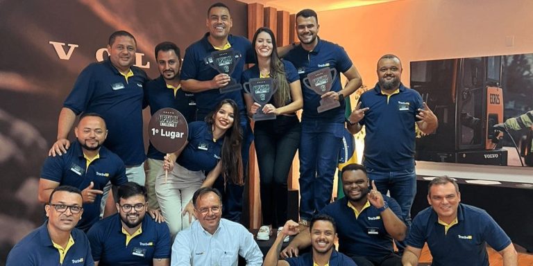 Equipe vencedora do Uptime Challenge e diretores da Tracbel