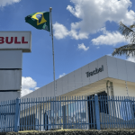 Tracbel anuncia distribuição da retroescavadeira Bull no Brasil