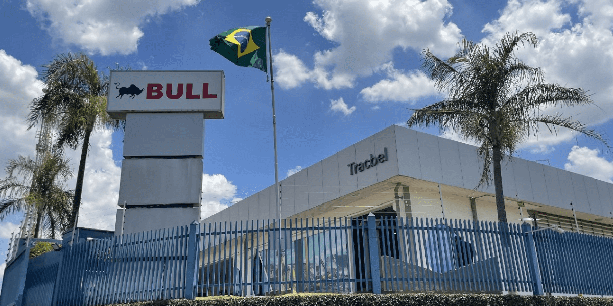 Retroescavadeiras Bull serão distribuídas pelo Grupo Tracbel no Brasil