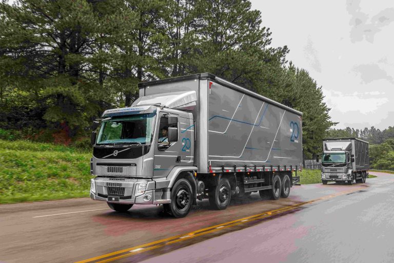 Caminhões Semipesados para Distribuição e Transporte de Curtas e Médias Distâncias Volvo VM 20 anos