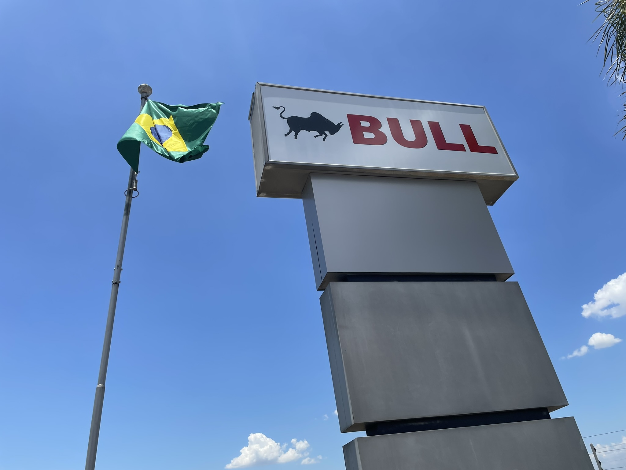 Retroescavadeiras Bull no Tracbel Show