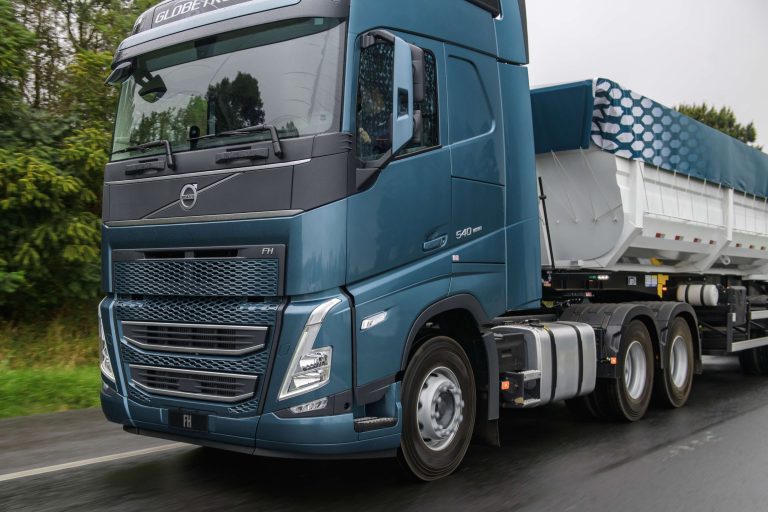 Caminhões para diferentes tipos de transporte de cargas
