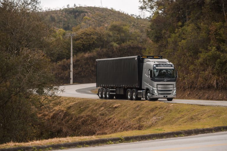 Caminhão traçado Volvo FH