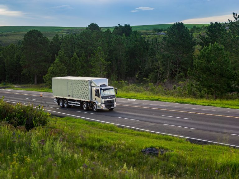 Caminhão Bitruck A solução versátil para operações que demandam alta capacidade de carga