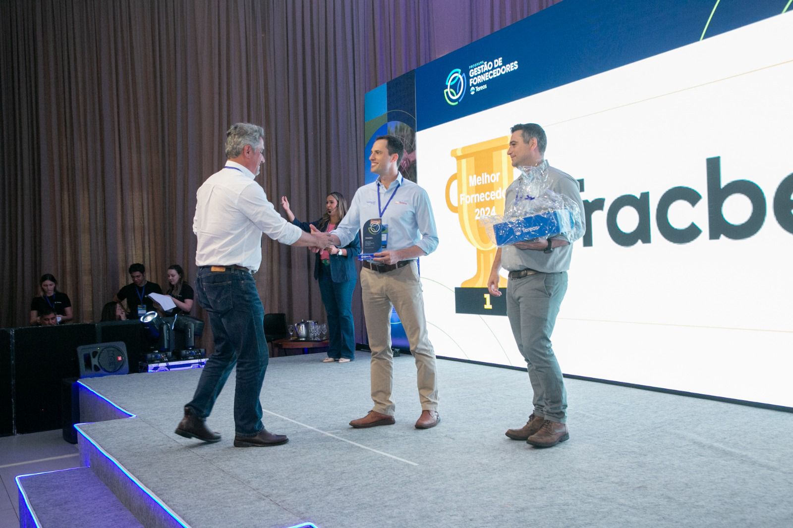 Victor Franco CEO da Tracbel Agro recebe o trofeu Tracbel Agro é o melhor fornecedor de serviços automotivos da Tereos no Brasil