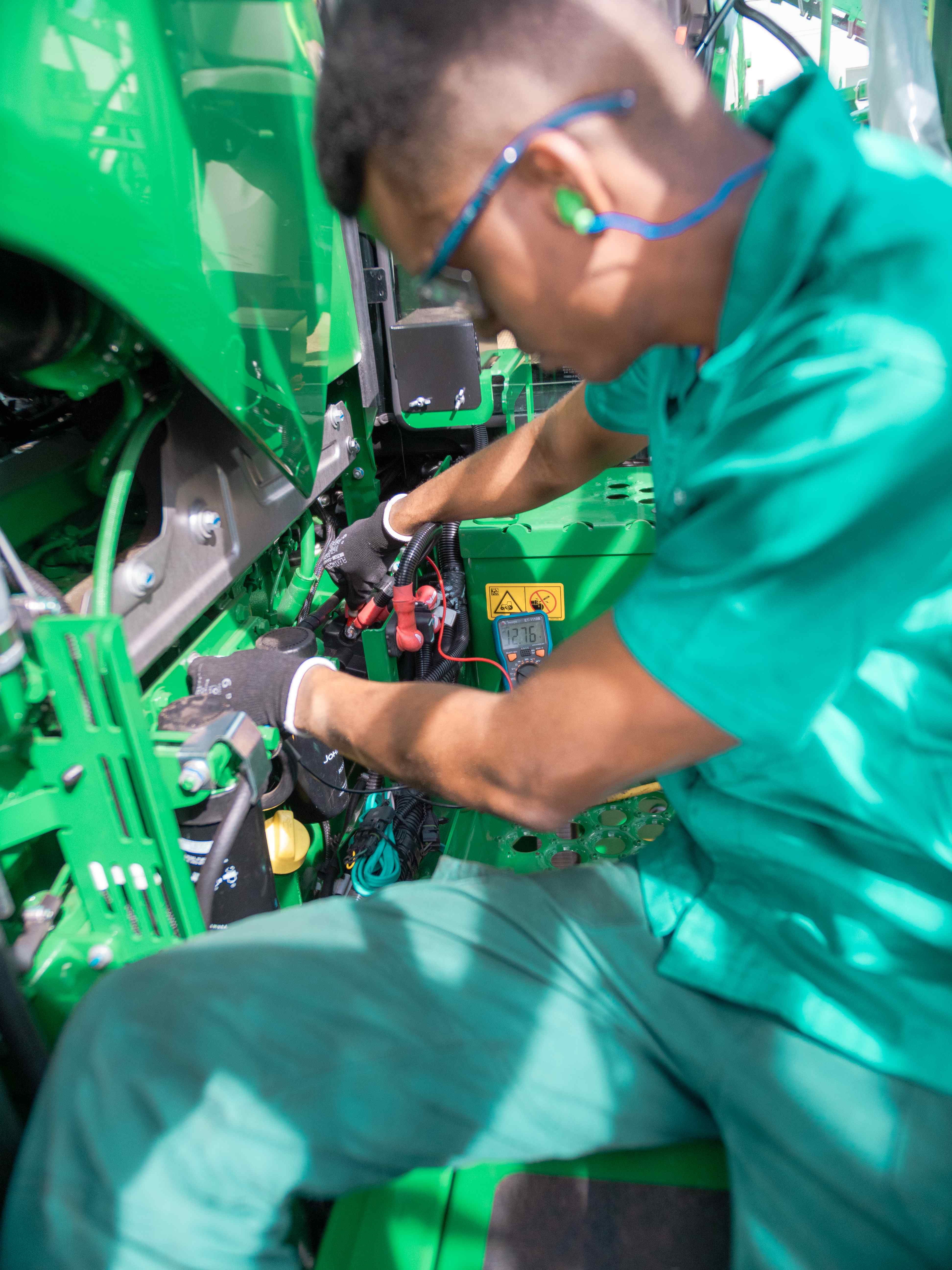 Jovens sao contratados em regime de CLT para aprender profissao na Tracbel Agro Tracbel Agro aumenta número de técnicos, investe em novas filiais, moderniza oficinas e reforça atendimento na rede
