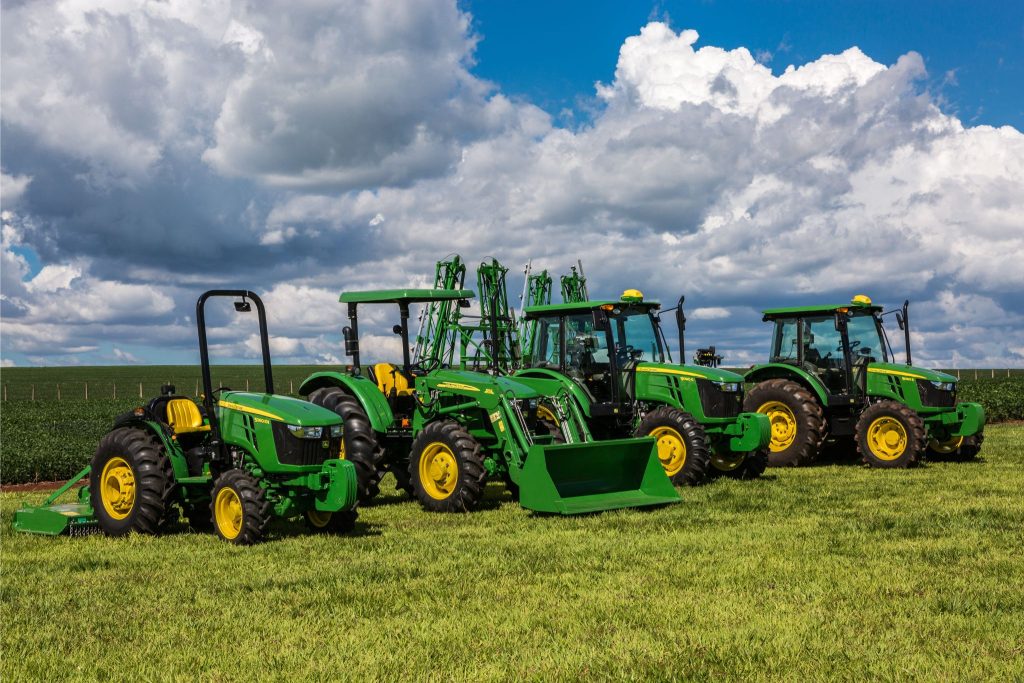 Tratores John Deere 00 Tracbel Agro atinge marca histórica de mais de 1 mil tratores John Deere em um ano