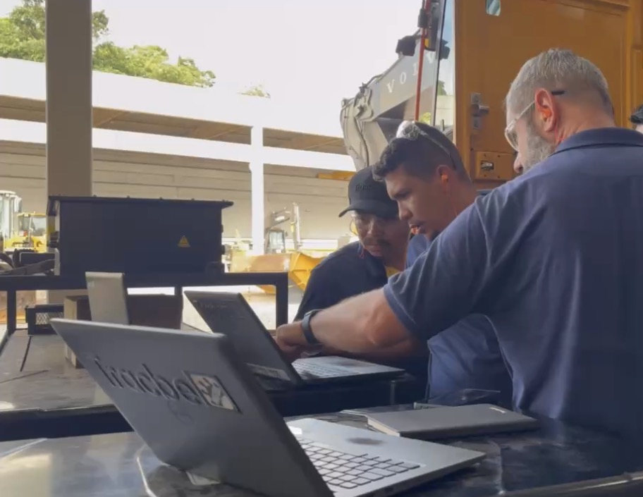 Tracbel mecanicos Tracbel avança para a final do evento que reúne os melhores mecânicos da Volvo CE no mundo