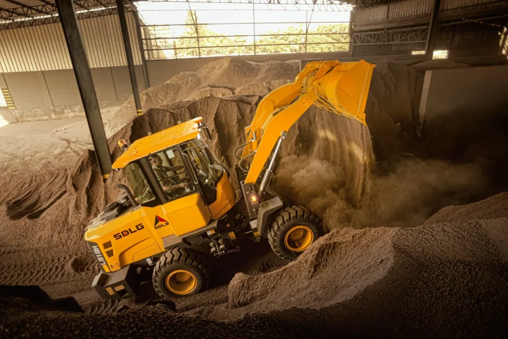 Carregadeira SDLG L918H movimentando insumos Pela primeira vez, Tracbel mostra todo o portfólio SDLG para o agro e atividades afins