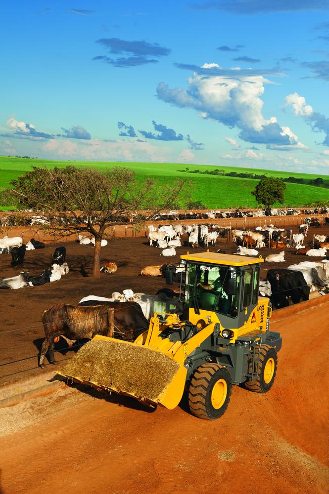 Carregadeira SDLG na pecuaria Pela primeira vez, Tracbel mostra todo o portfólio SDLG para o agro e atividades afins