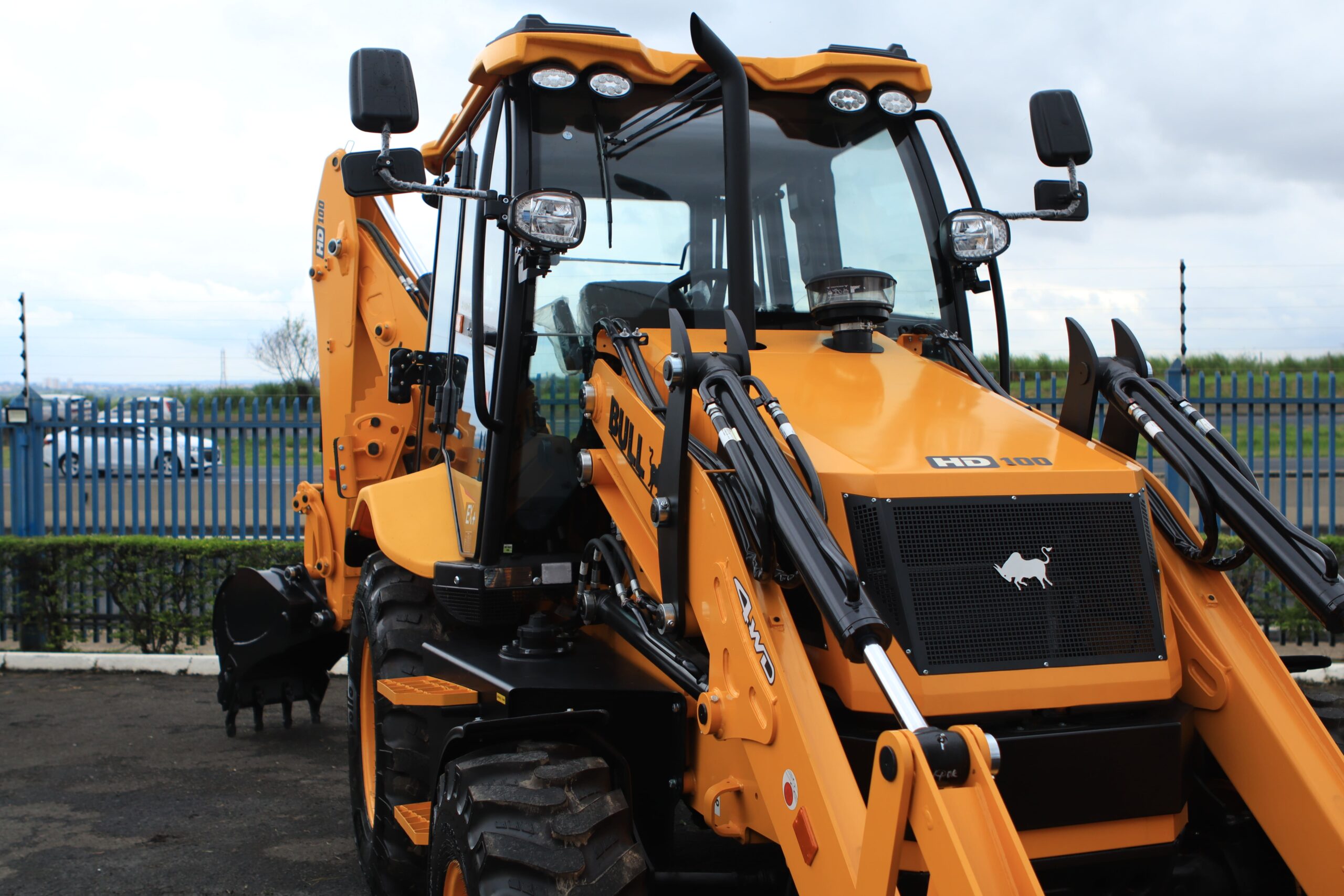 retroescavadeira Bull HD100