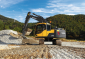 Escavadeira Volvo EC140DL na operação com pedras